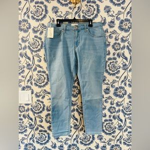 NWT Mid-Rise Curvy Skinny Jean 18 Flattering Light Wash